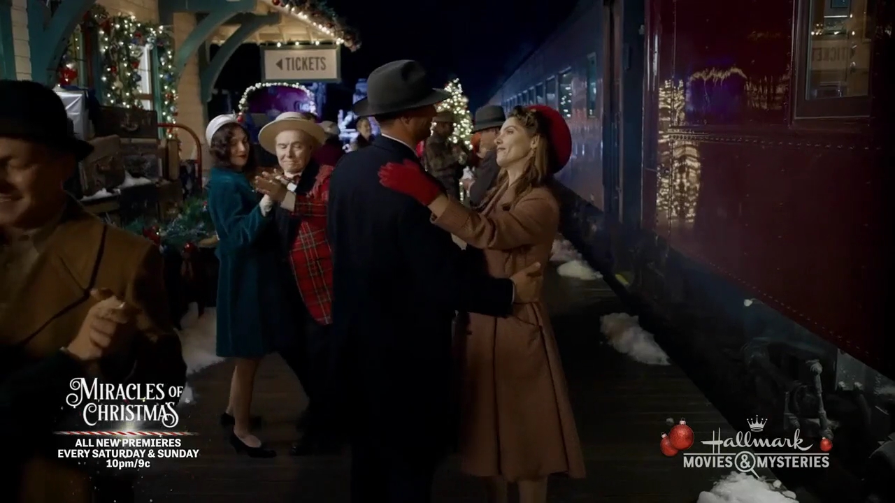 Ashley-Greene-dot-nl_ALittleChristmasCharm3407.jpg