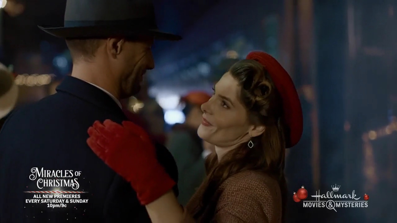 Ashley-Greene-dot-nl_ALittleChristmasCharm3409.jpg
