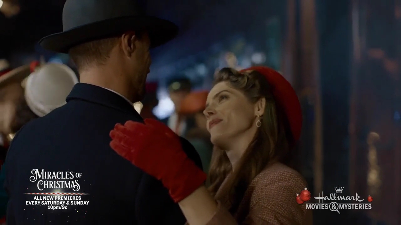Ashley-Greene-dot-nl_ALittleChristmasCharm3412.jpg