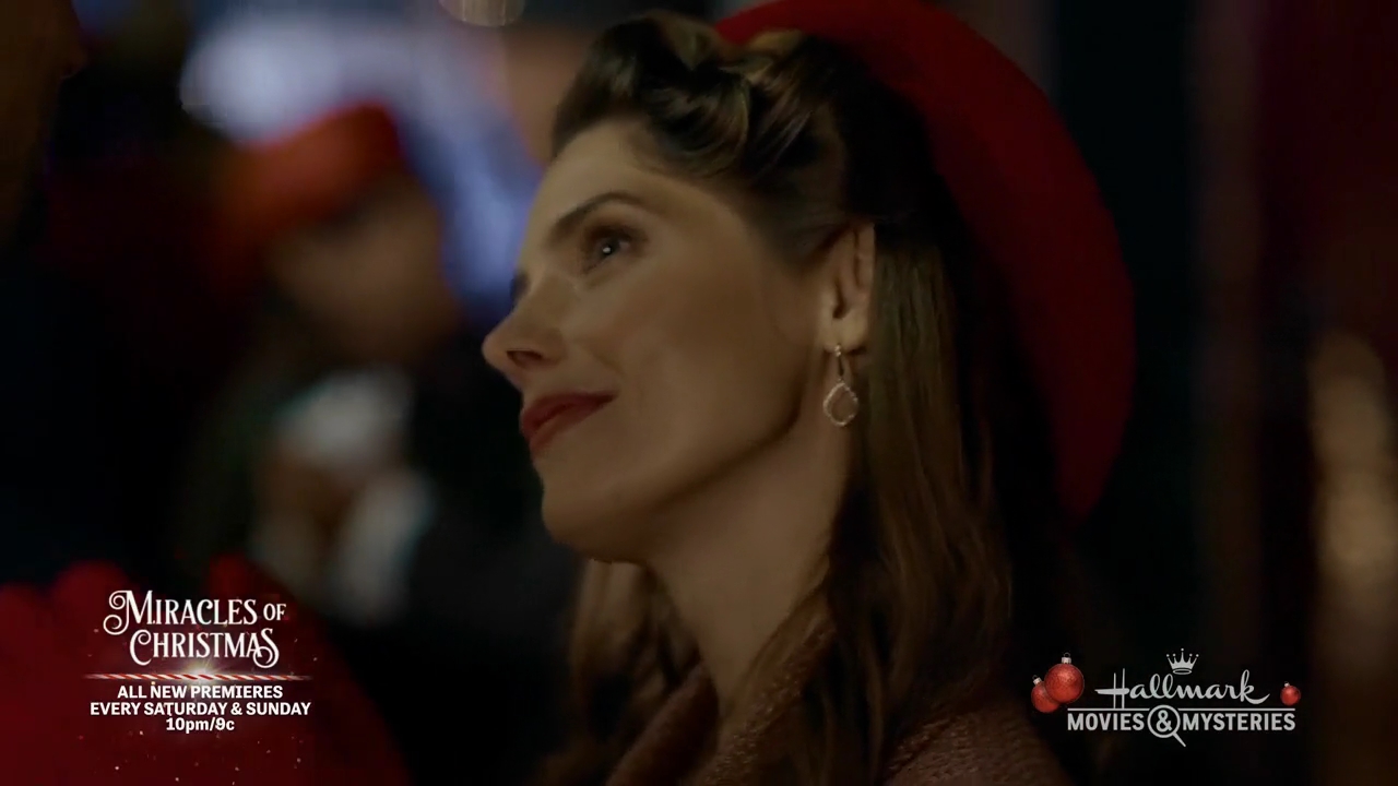 Ashley-Greene-dot-nl_ALittleChristmasCharm3414.jpg