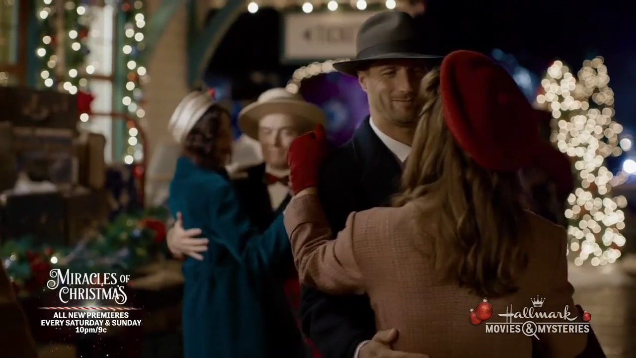 Ashley-Greene-dot-nl_ALittleChristmasCharm3416.jpg