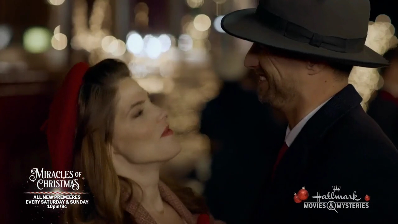 Ashley-Greene-dot-nl_ALittleChristmasCharm3440.jpg