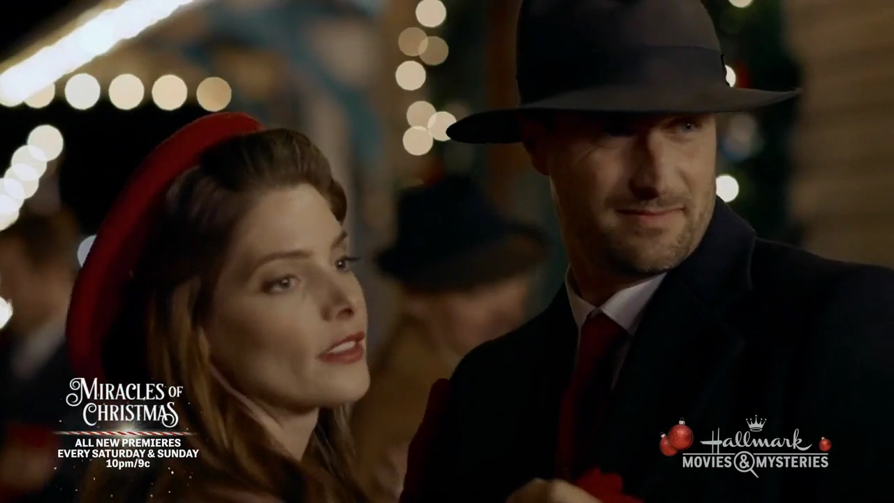 Ashley-Greene-dot-nl_ALittleChristmasCharm3445.jpg
