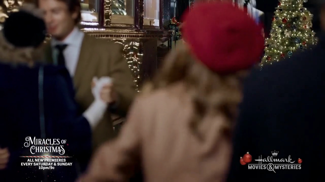 Ashley-Greene-dot-nl_ALittleChristmasCharm3449.jpg