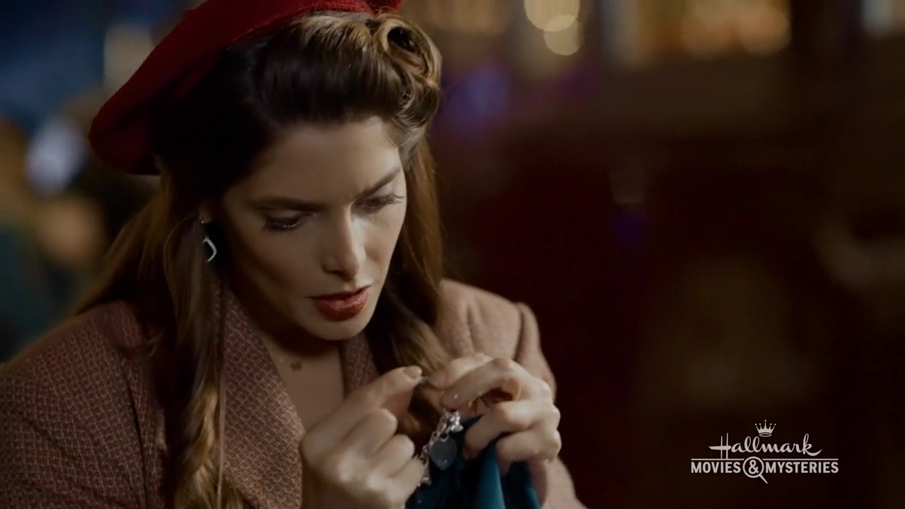 Ashley-Greene-dot-nl_ALittleChristmasCharm3485.jpg