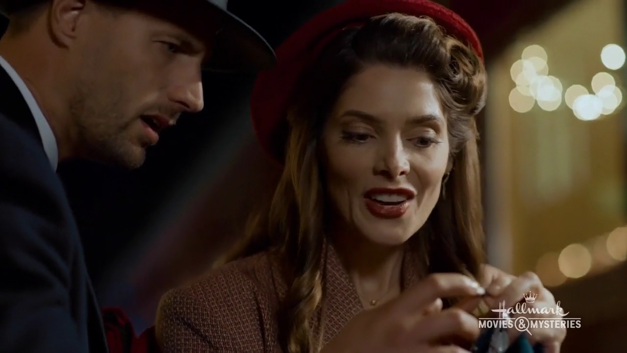 Ashley-Greene-dot-nl_ALittleChristmasCharm3489.jpg