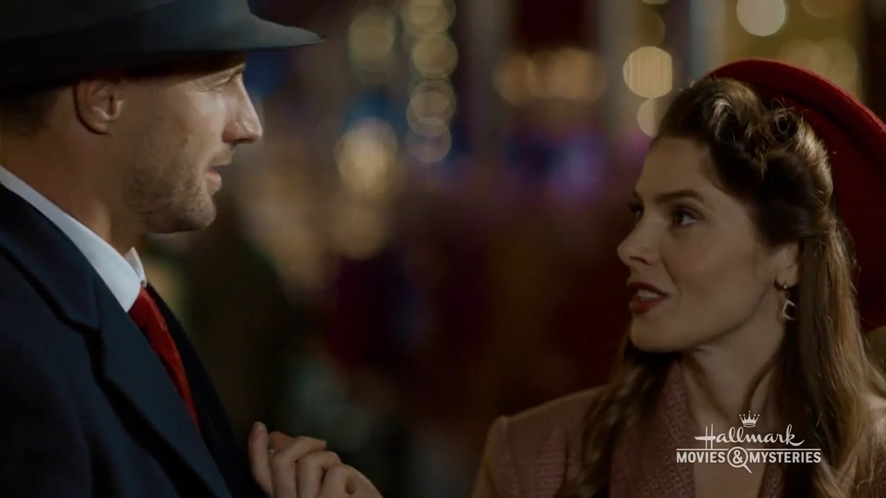Ashley-Greene-dot-nl_ALittleChristmasCharm3493.jpg