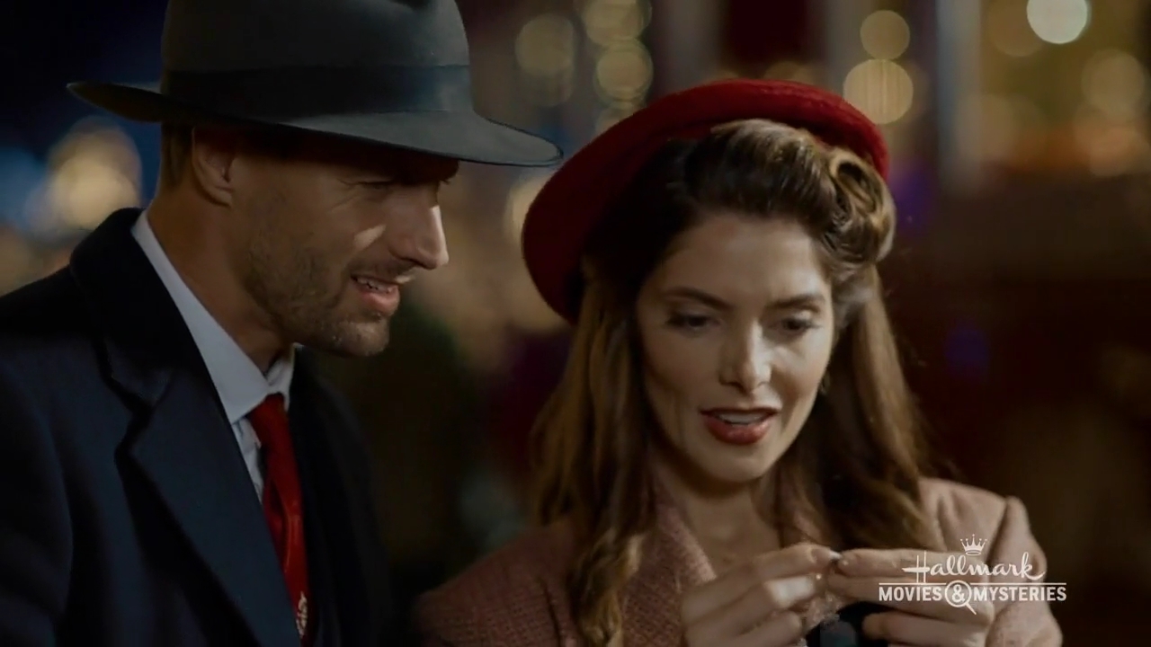 Ashley-Greene-dot-nl_ALittleChristmasCharm3496.jpg