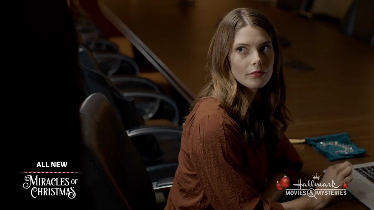 Ashley-Greene-dot-nl_ALittleChristmasCharm3554.jpg