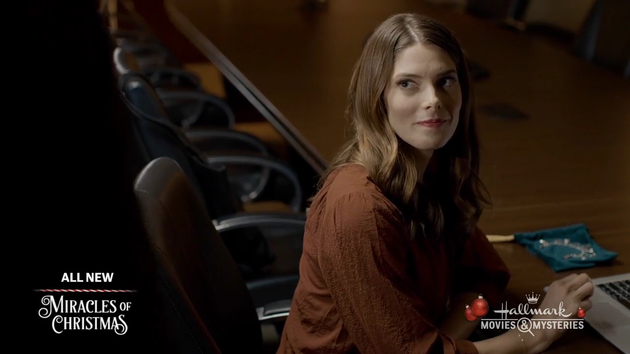 Ashley-Greene-dot-nl_ALittleChristmasCharm3555.jpg