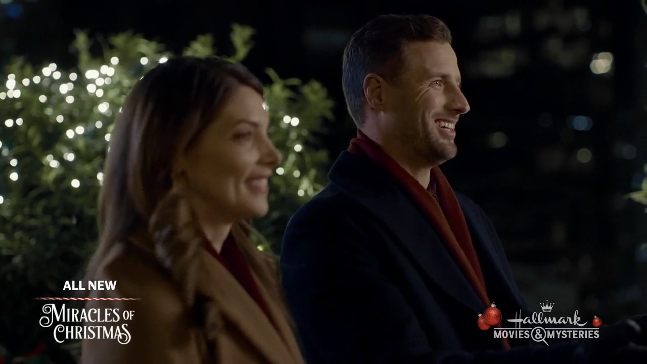 Ashley-Greene-dot-nl_ALittleChristmasCharm3615.jpg