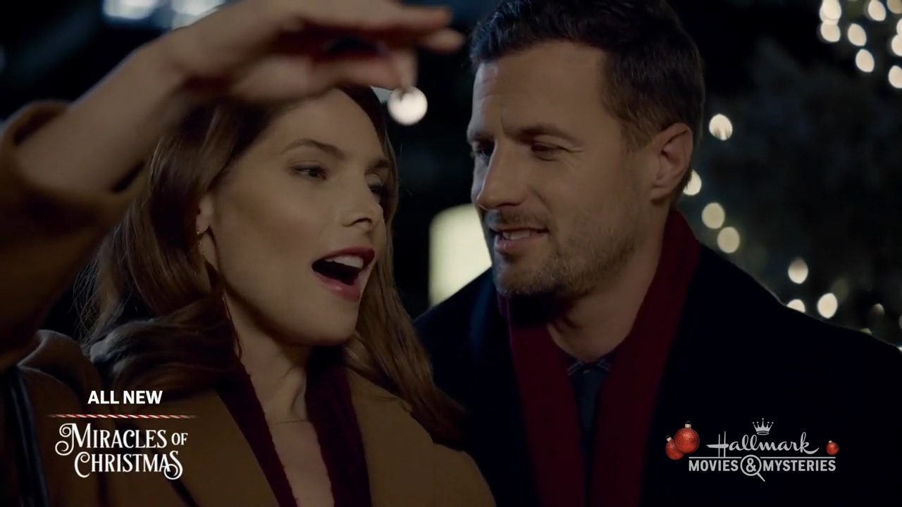 Ashley-Greene-dot-nl_ALittleChristmasCharm3630.jpg