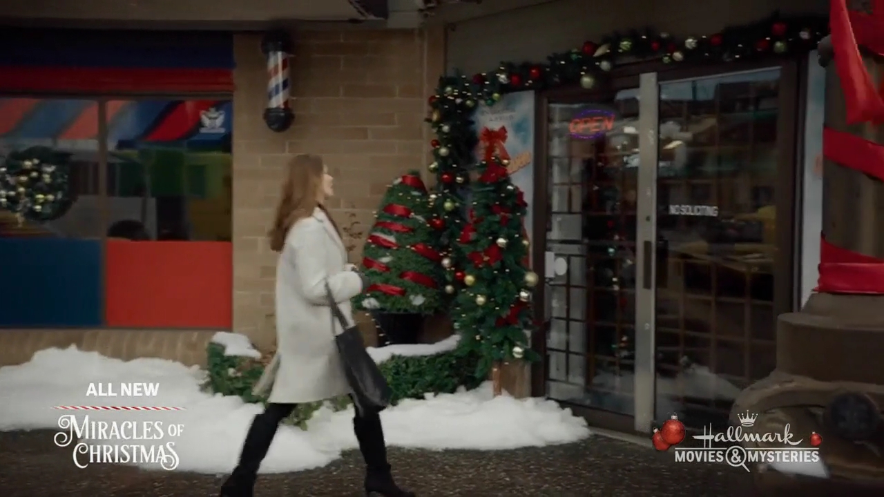 Ashley-Greene-dot-nl_ALittleChristmasCharm3713.jpg