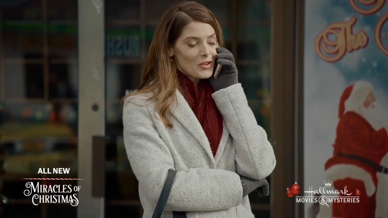 Ashley-Greene-dot-nl_ALittleChristmasCharm3732.jpg