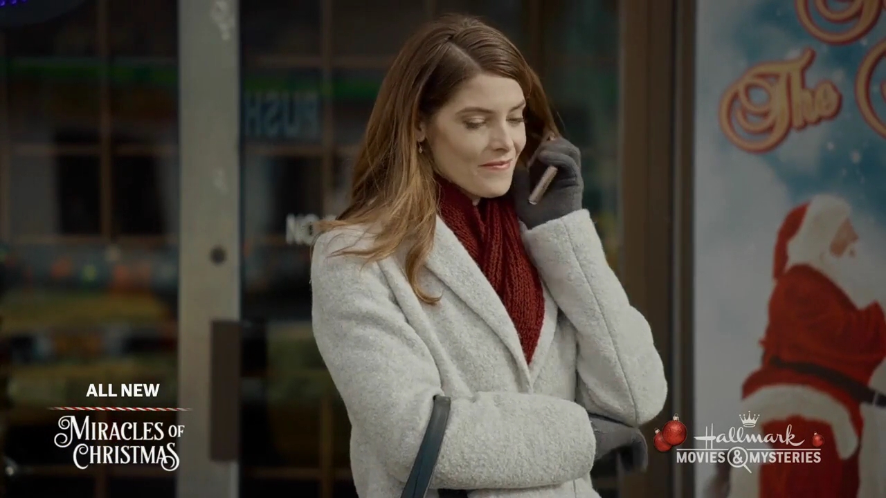 Ashley-Greene-dot-nl_ALittleChristmasCharm3738.jpg