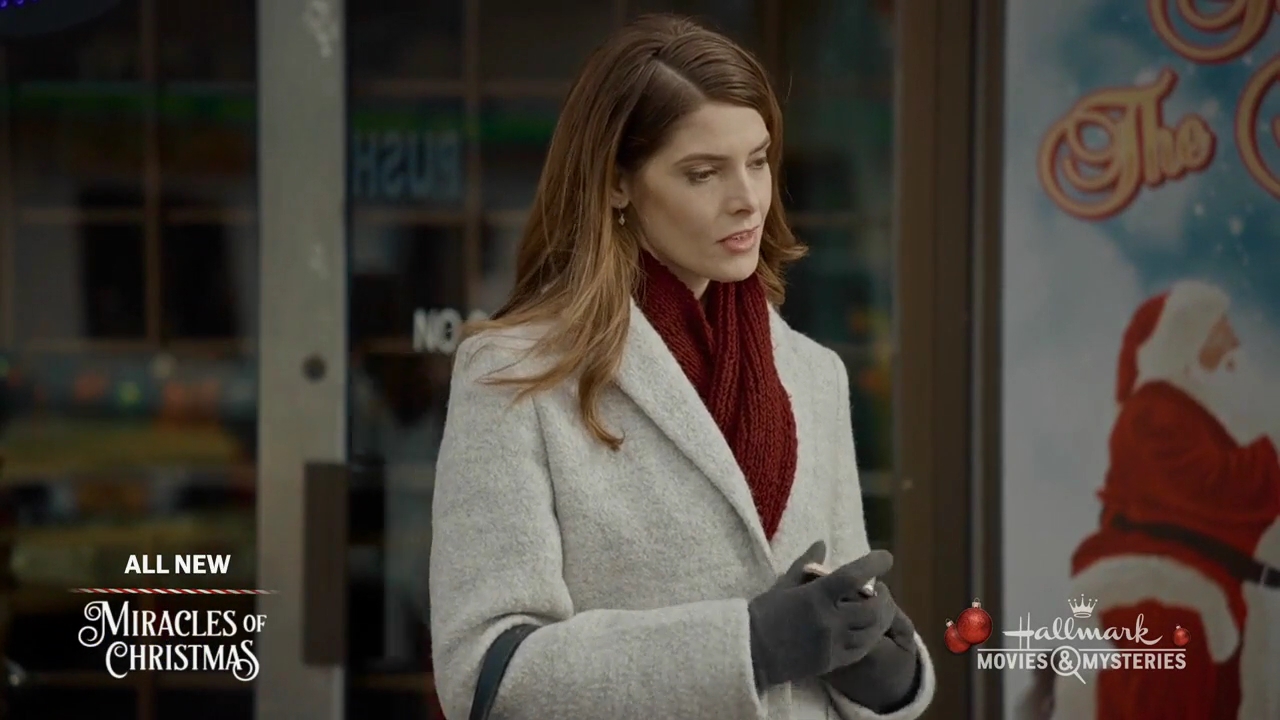 Ashley-Greene-dot-nl_ALittleChristmasCharm3740.jpg