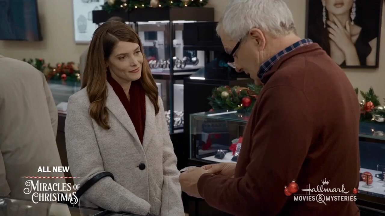 Ashley-Greene-dot-nl_ALittleChristmasCharm3758.jpg
