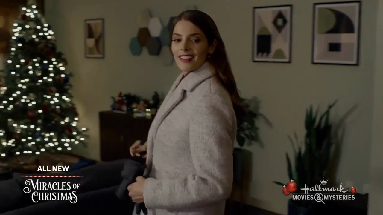 Ashley-Greene-dot-nl_ALittleChristmasCharm3815.jpg