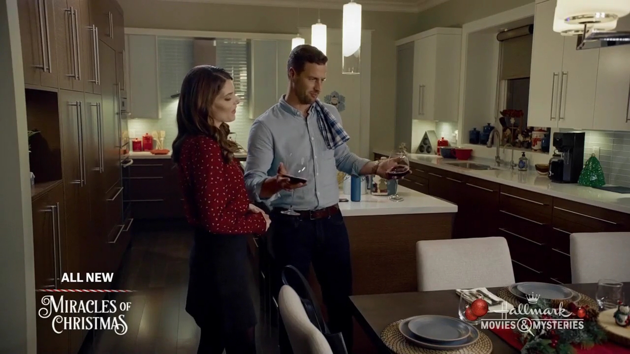 Ashley-Greene-dot-nl_ALittleChristmasCharm3831.jpg