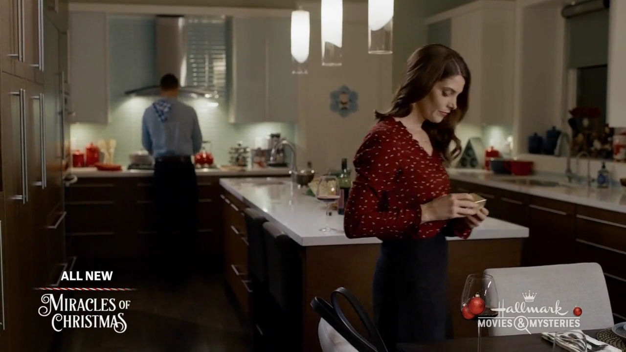 Ashley-Greene-dot-nl_ALittleChristmasCharm3866.jpg