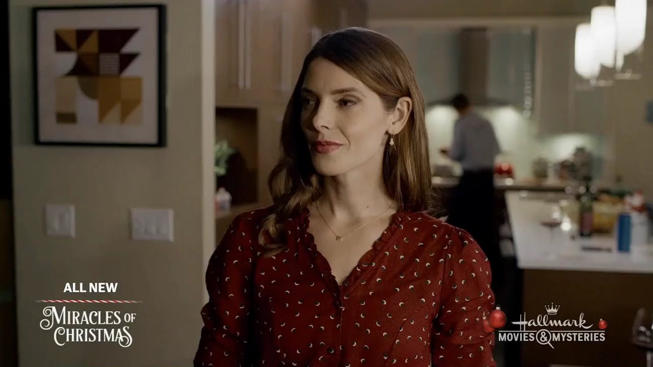 Ashley-Greene-dot-nl_ALittleChristmasCharm3876.jpg