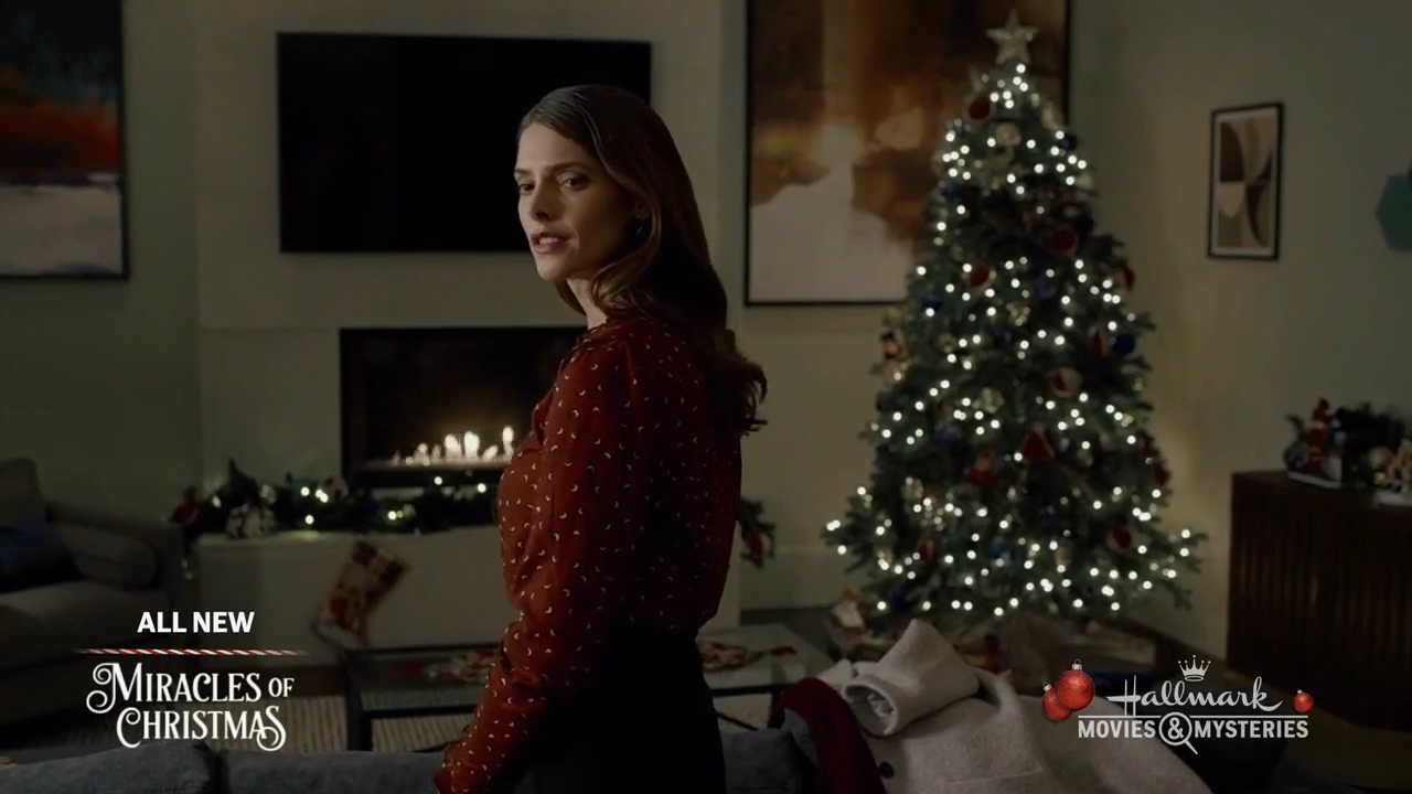 Ashley-Greene-dot-nl_ALittleChristmasCharm3885.jpg