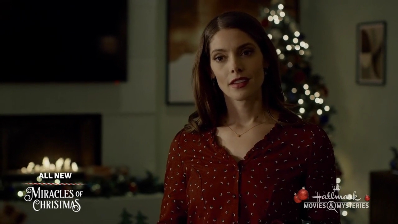 Ashley-Greene-dot-nl_ALittleChristmasCharm3896.jpg