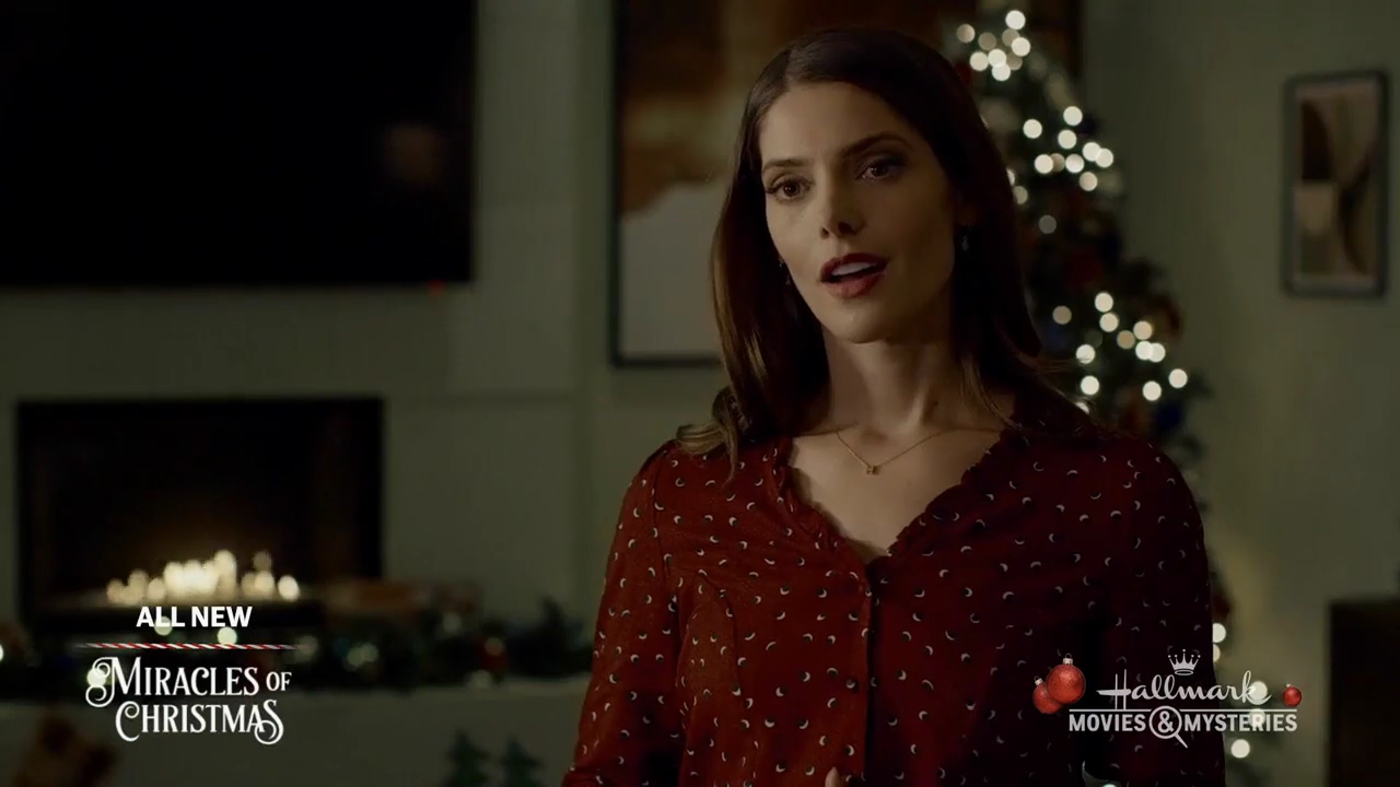Ashley-Greene-dot-nl_ALittleChristmasCharm3900.jpg
