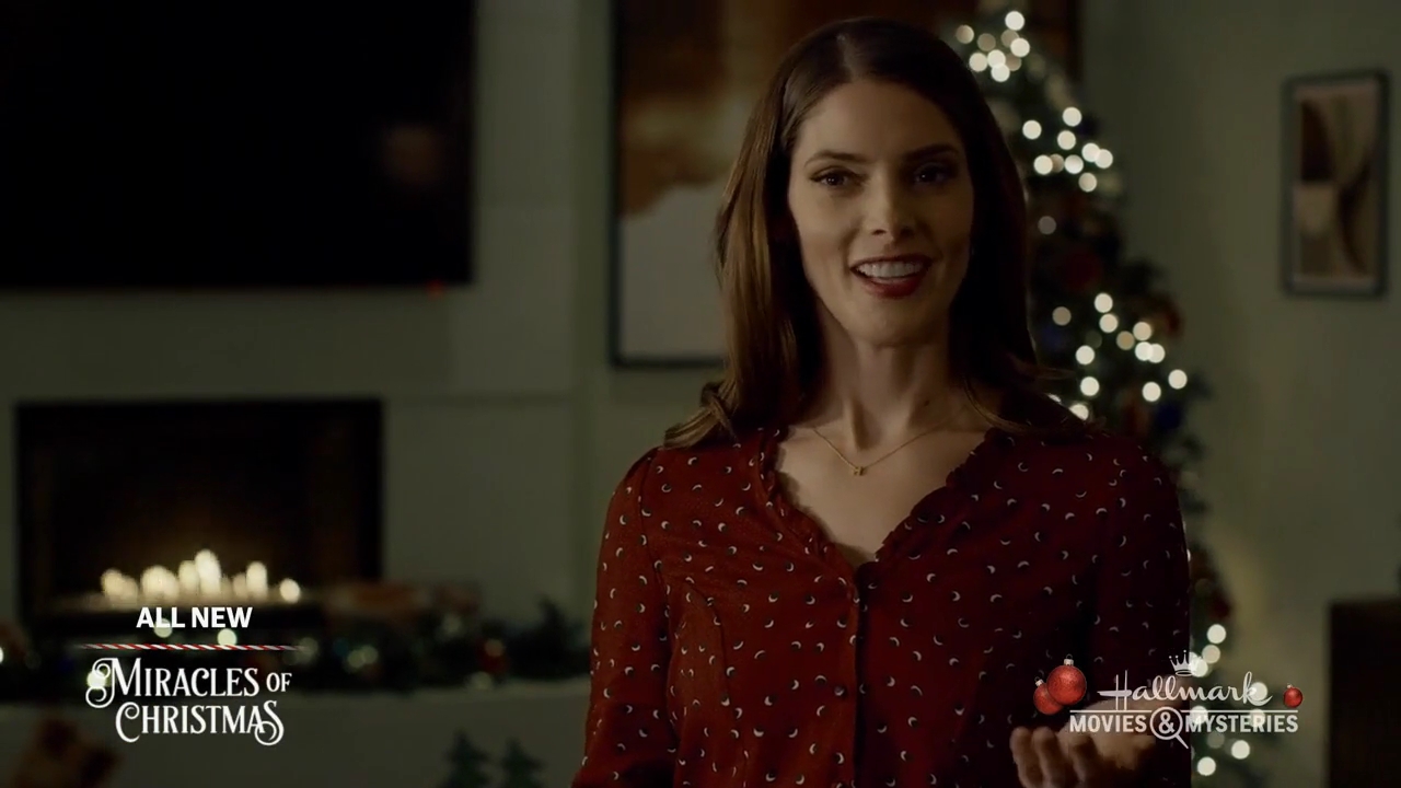 Ashley-Greene-dot-nl_ALittleChristmasCharm3902.jpg