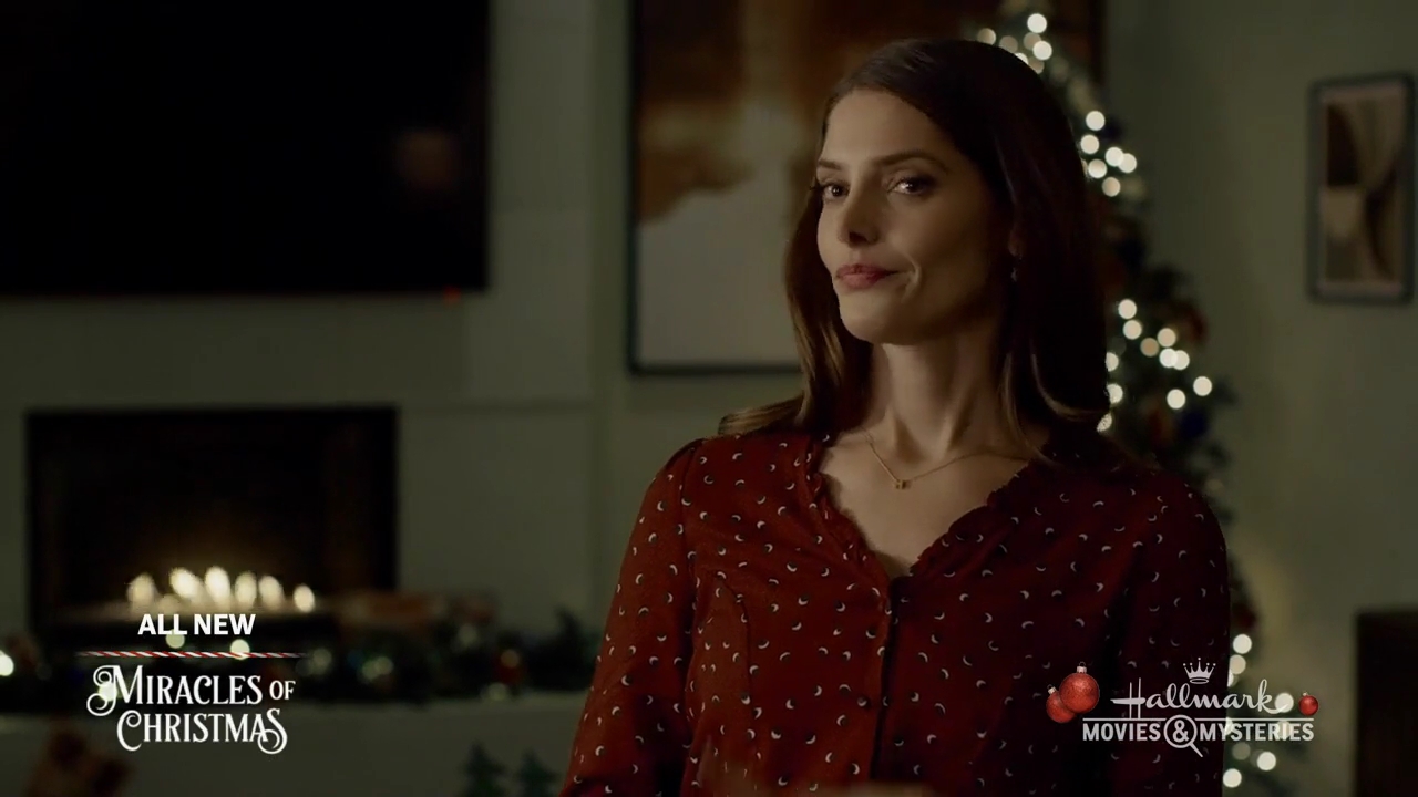 Ashley-Greene-dot-nl_ALittleChristmasCharm3909.jpg