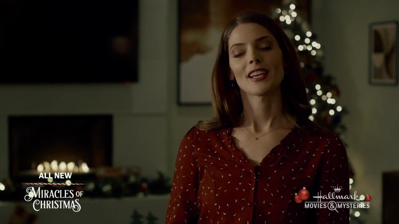Ashley-Greene-dot-nl_ALittleChristmasCharm3910.jpg