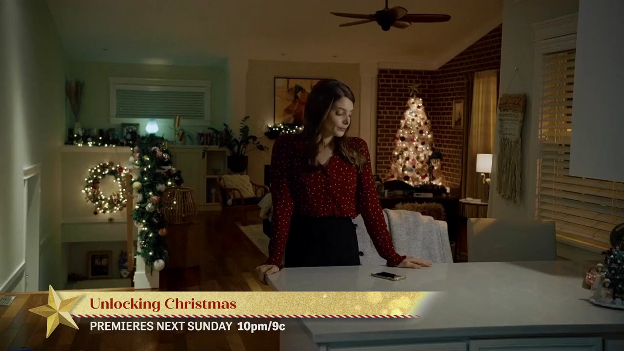 Ashley-Greene-dot-nl_ALittleChristmasCharm3993.jpg