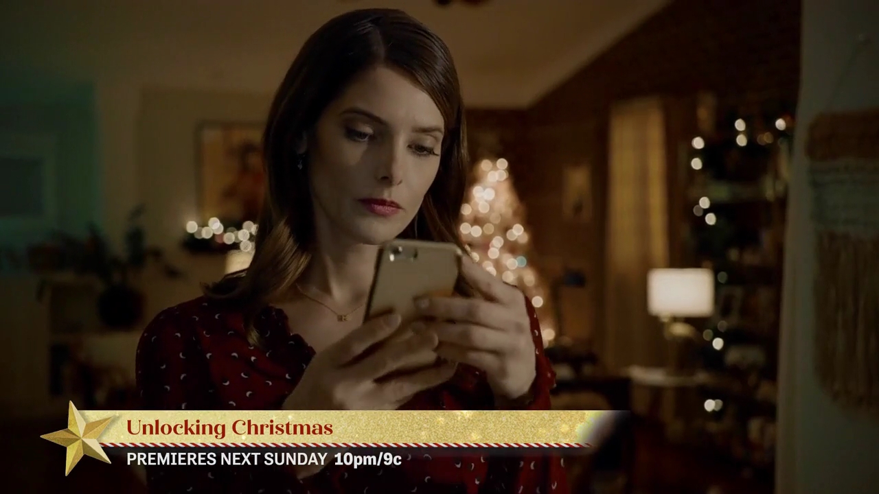 Ashley-Greene-dot-nl_ALittleChristmasCharm3996.jpg