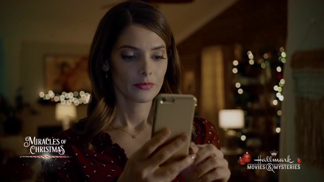 Ashley-Greene-dot-nl_ALittleChristmasCharm4005.jpg