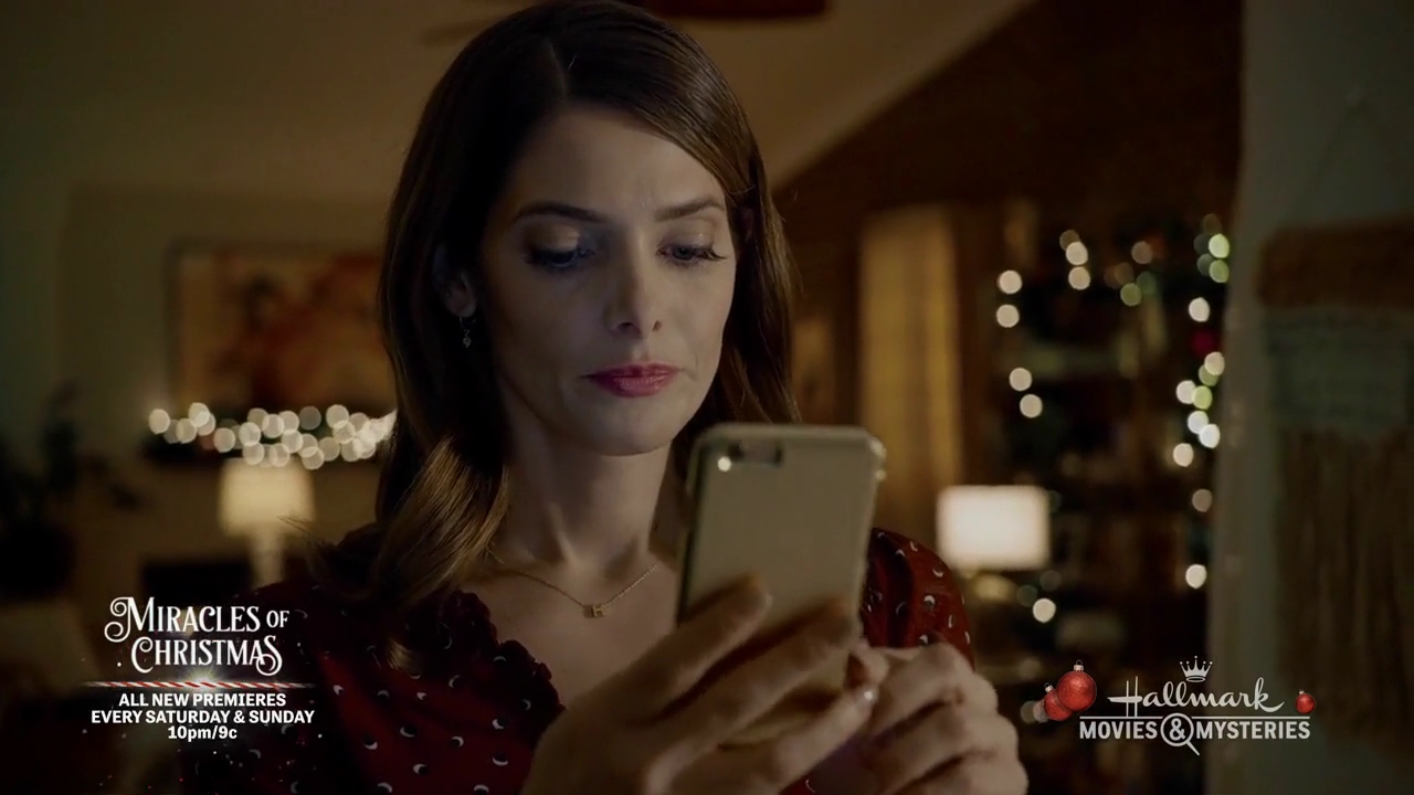 Ashley-Greene-dot-nl_ALittleChristmasCharm4006.jpg