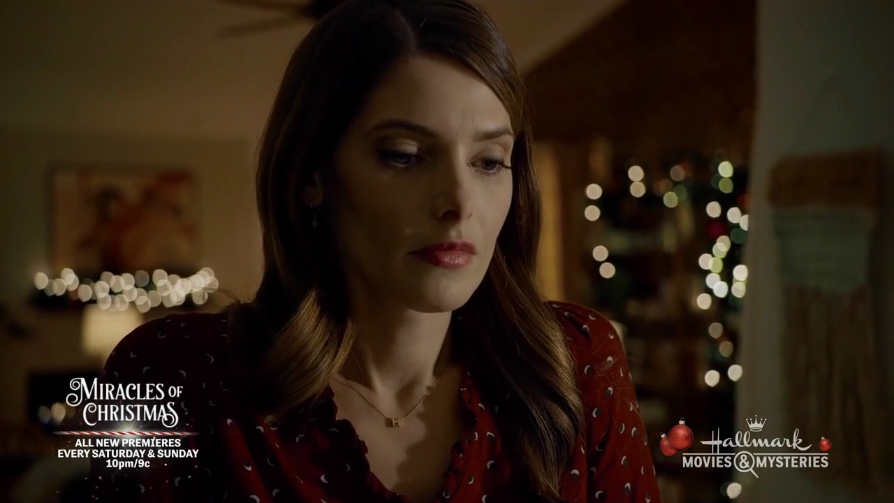 Ashley-Greene-dot-nl_ALittleChristmasCharm4011.jpg