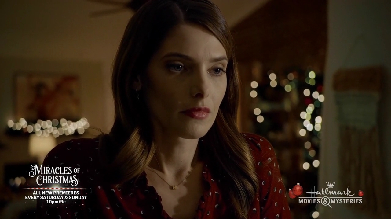 Ashley-Greene-dot-nl_ALittleChristmasCharm4012.jpg
