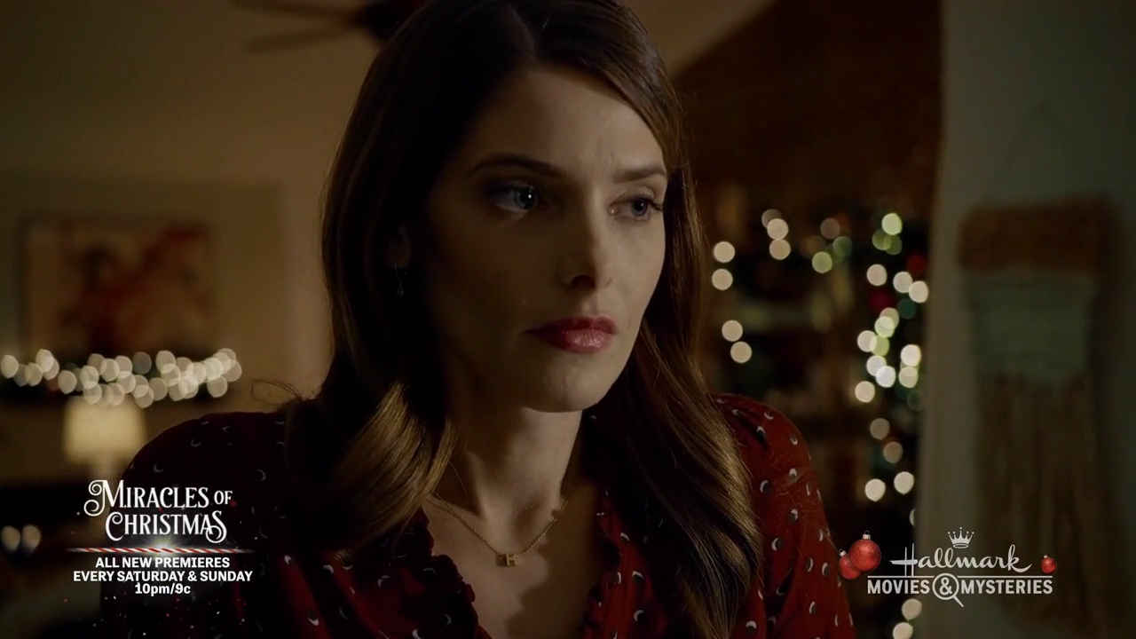 Ashley-Greene-dot-nl_ALittleChristmasCharm4013.jpg