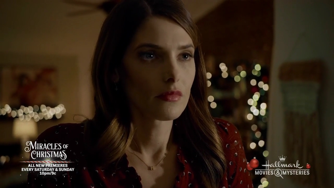 Ashley-Greene-dot-nl_ALittleChristmasCharm4014.jpg
