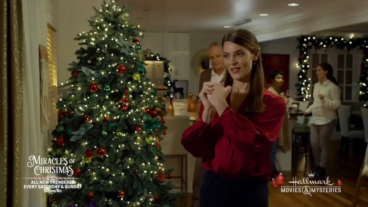Ashley-Greene-dot-nl_ALittleChristmasCharm4169.jpg