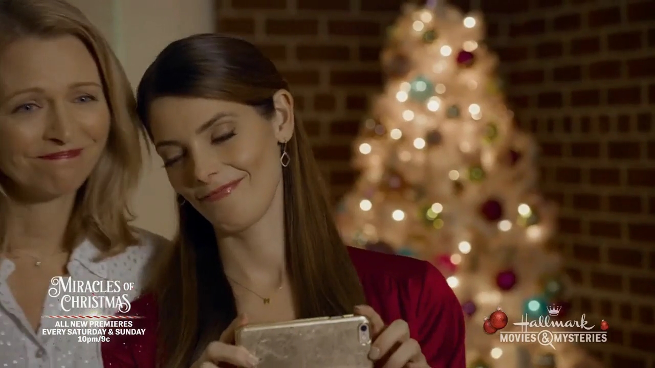 Ashley-Greene-dot-nl_ALittleChristmasCharm4194.jpg