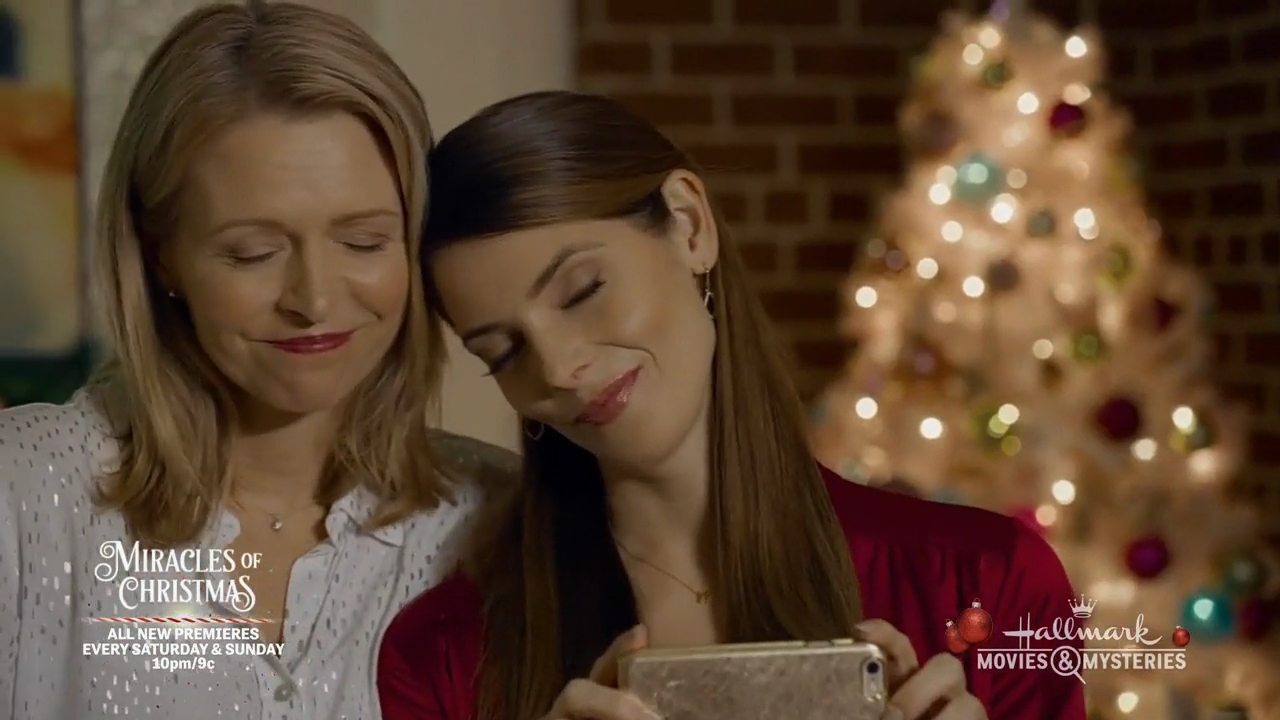Ashley-Greene-dot-nl_ALittleChristmasCharm4195.jpg