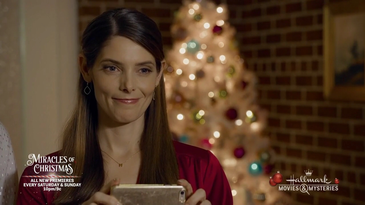 Ashley-Greene-dot-nl_ALittleChristmasCharm4202.jpg