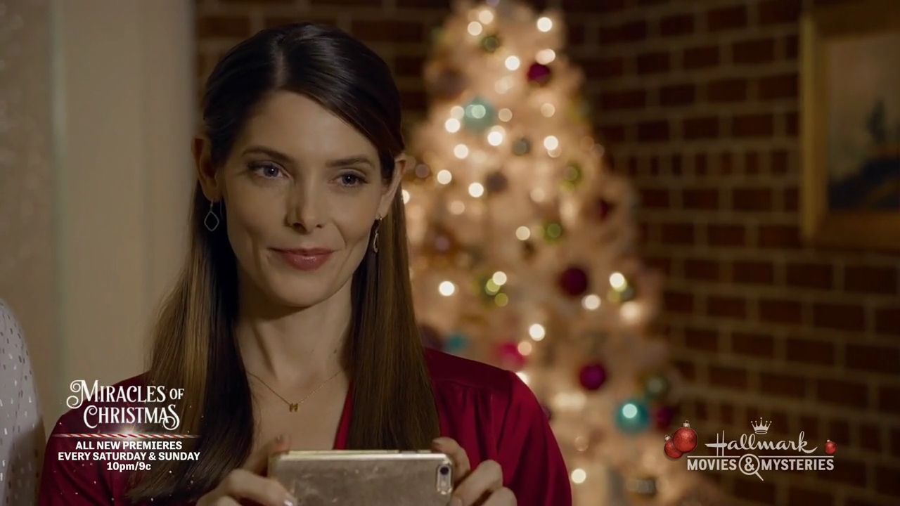 Ashley-Greene-dot-nl_ALittleChristmasCharm4203.jpg