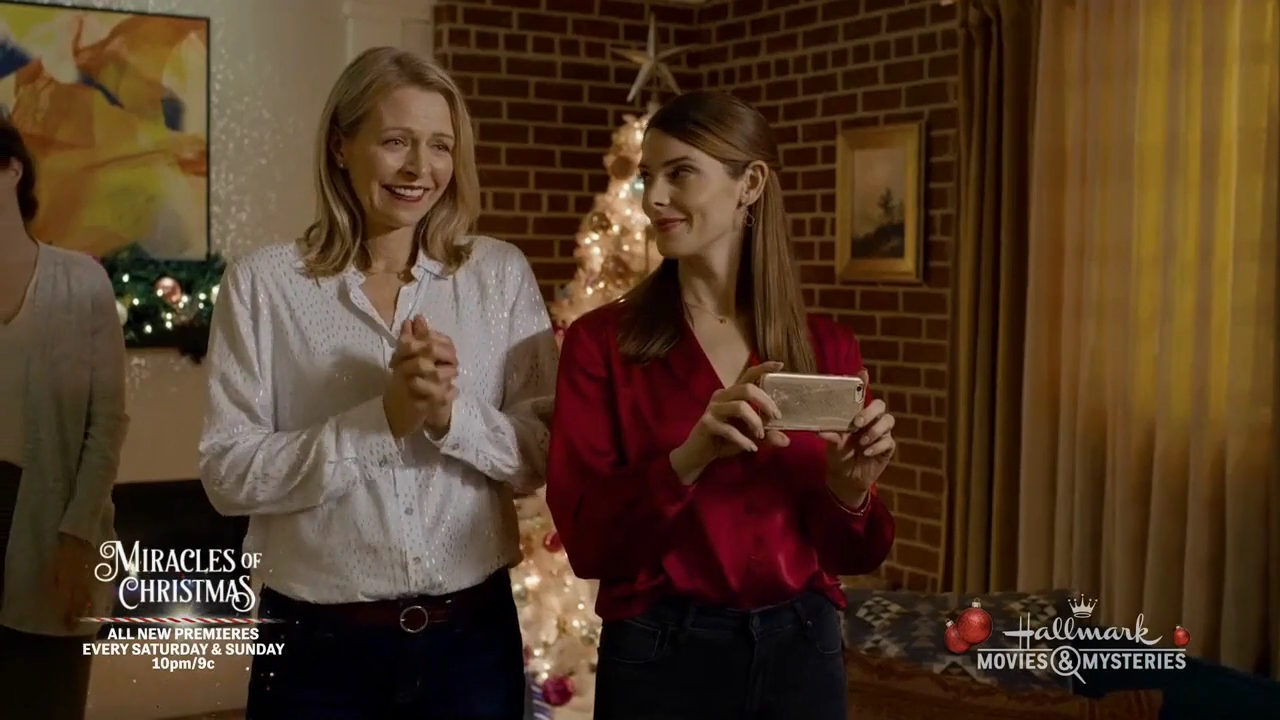 Ashley-Greene-dot-nl_ALittleChristmasCharm4210.jpg
