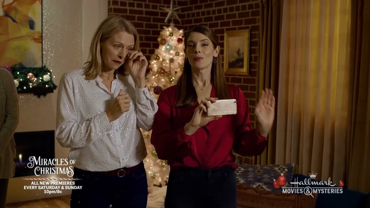 Ashley-Greene-dot-nl_ALittleChristmasCharm4217.jpg