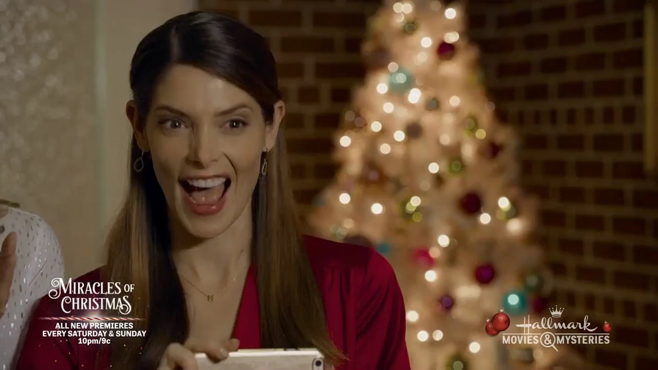 Ashley-Greene-dot-nl_ALittleChristmasCharm4227.jpg