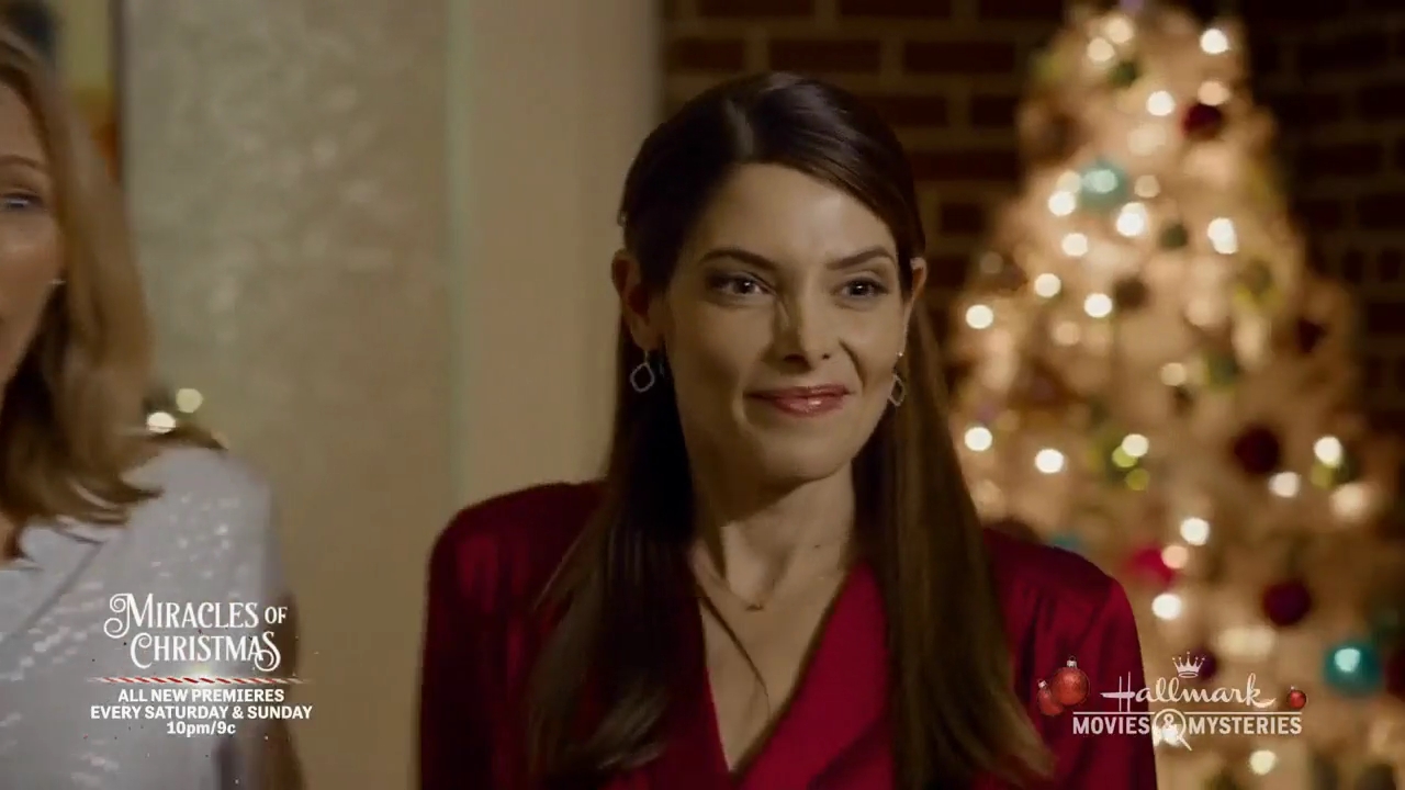 Ashley-Greene-dot-nl_ALittleChristmasCharm4233.jpg