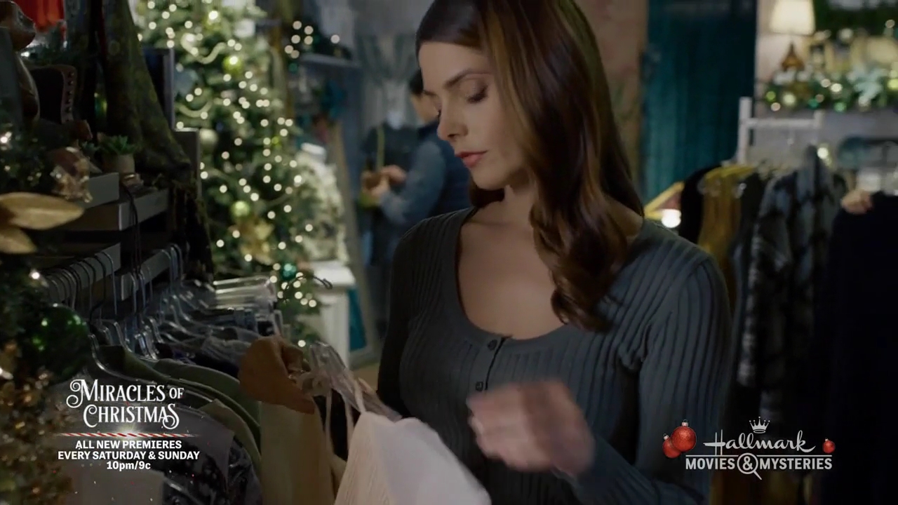 Ashley-Greene-dot-nl_ALittleChristmasCharm4278.jpg