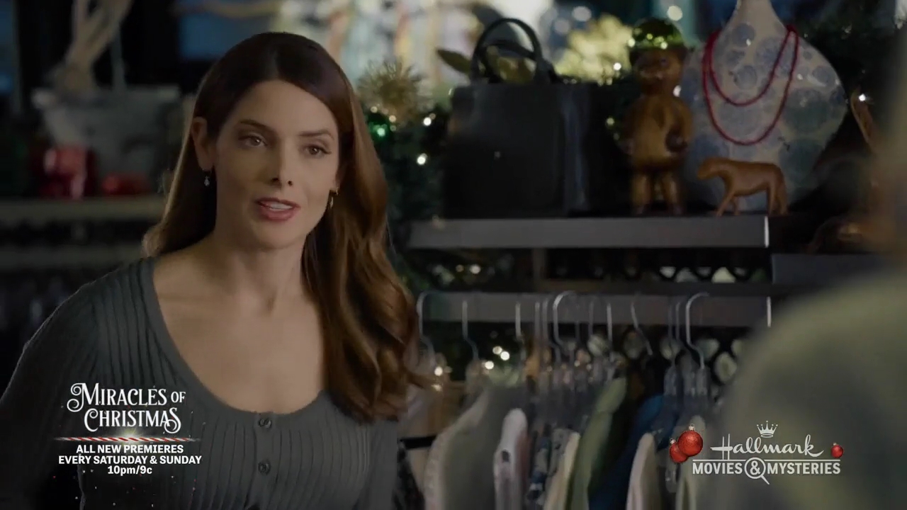 Ashley-Greene-dot-nl_ALittleChristmasCharm4296.jpg